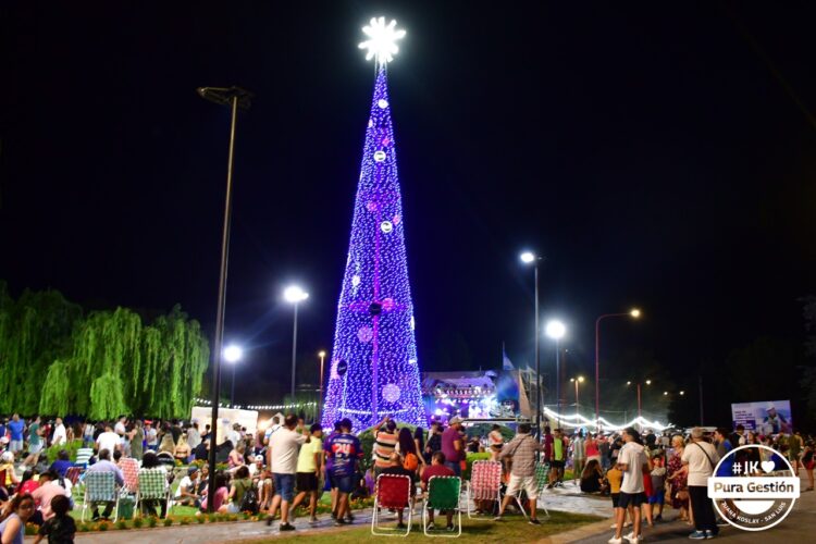 El encendido del “Arbol de Tus Sueños” fue en una noche mucha alegría