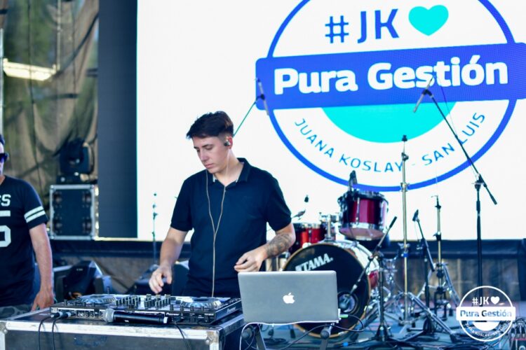 El encendido del “Arbol de Tus Sueños” fue en una noche mucha alegría