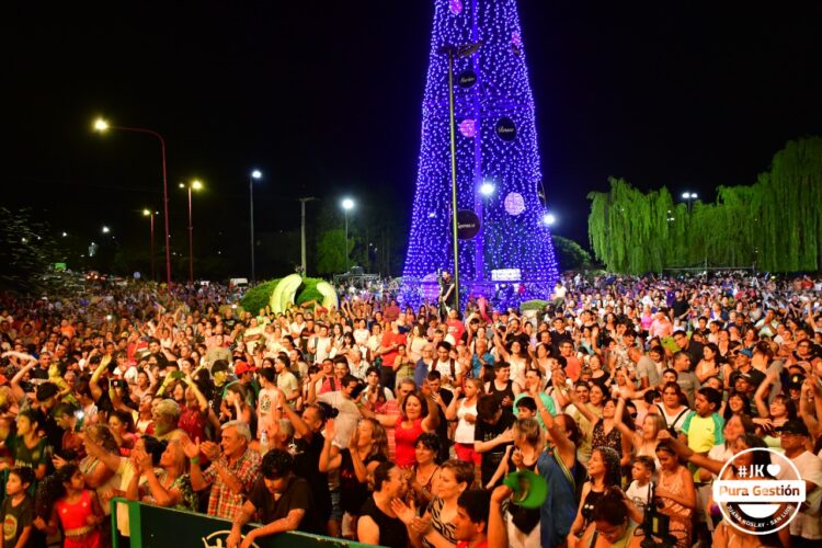 El encendido del “Arbol de Tus Sueños” fue en una noche mucha alegría
