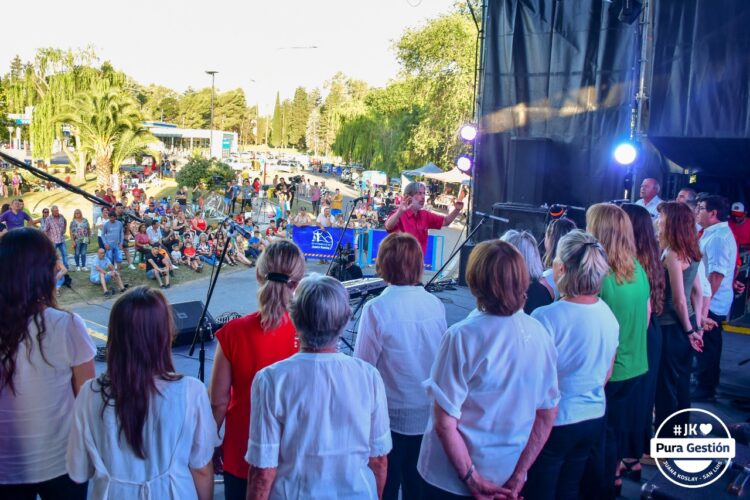El encendido del “Arbol de Tus Sueños” fue en una noche mucha alegría