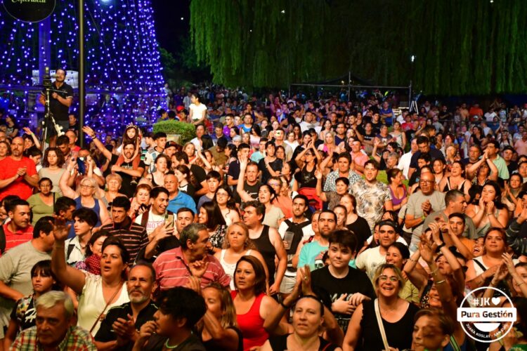 El encendido del “Arbol de Tus Sueños” fue en una noche mucha alegría