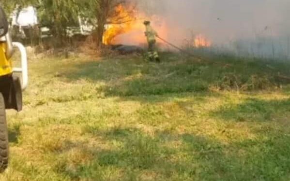 Incendio forestal ingreso al lago Potrero de los Funes.