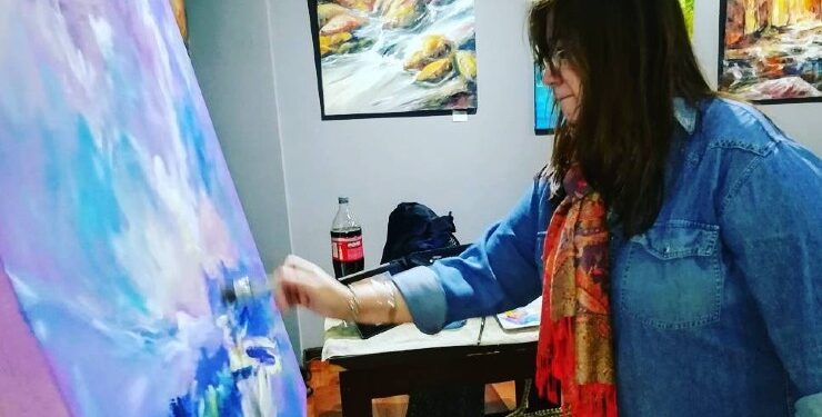La artista plástica Alejandra Etcheverry expone sus “Colores en el tiempo”