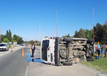 Volcó una Renault Master en el ingreso a Juana Koslay