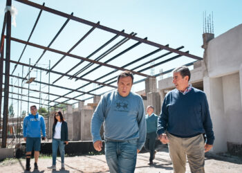 El candidato a gobernador Jorge “Gato” Fernandez junto al intendente de Juana Koslay recorrieron la obra de viviendas “Casa Activa”