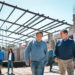 El candidato a gobernador Jorge “Gato” Fernandez junto al intendente de Juana Koslay recorrieron la obra de viviendas “Casa Activa”
