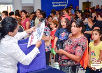 En el Centro Cultural se realizó la entrega de guardapolvos escolares