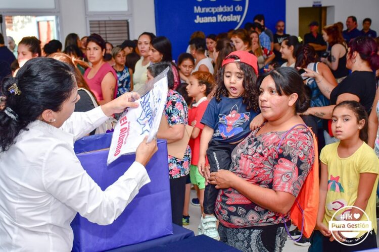 En el Centro Cultural se realizó la entrega de guardapolvos escolares