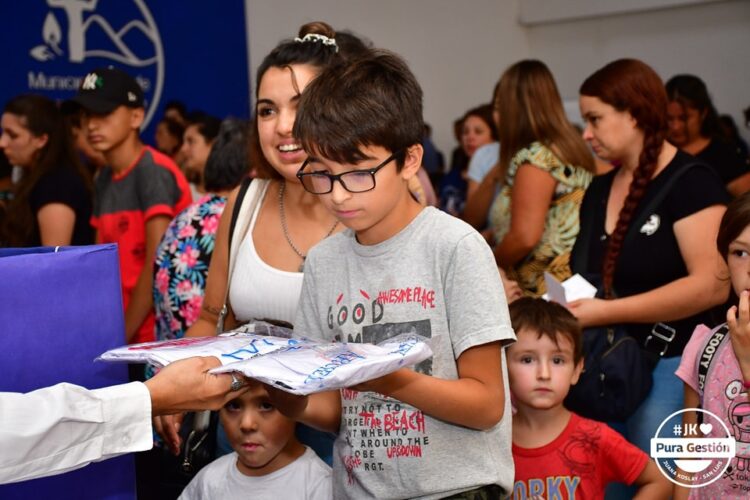 En el Centro Cultural se realizó la entrega de guardapolvos escolares