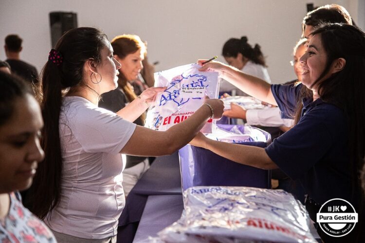 En el Centro Cultural se realizó la entrega de guardapolvos escolares