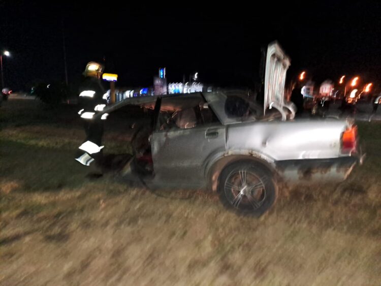 Fuerte choque con cuatro heridos en la avenida Santos Ortiz: un auto quedó partido al medio