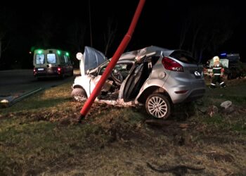 Fuerte choque con cuatro heridos en la avenida Santos Ortiz: un auto quedó partido al medio