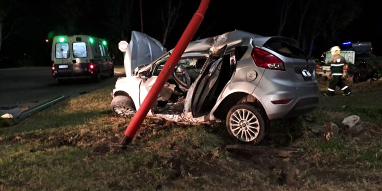 Fuerte choque con cuatro heridos en la avenida Santos Ortiz: un auto quedó partido al medio
