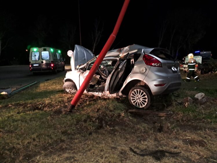 Fuerte choque con cuatro heridos en la avenida Santos Ortiz: un auto quedó partido al medio