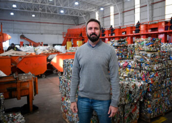 A partir de residuos recuperados, realizan tejas plásticas, tutores y bloques de cemento y arena