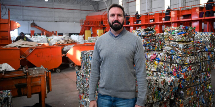 A partir de residuos recuperados, realizan tejas plásticas, tutores y bloques de cemento y arena