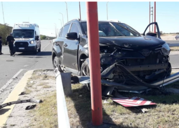 Fuerte choque en la Avenida Santos Ortíz entre una camioneta y un auto