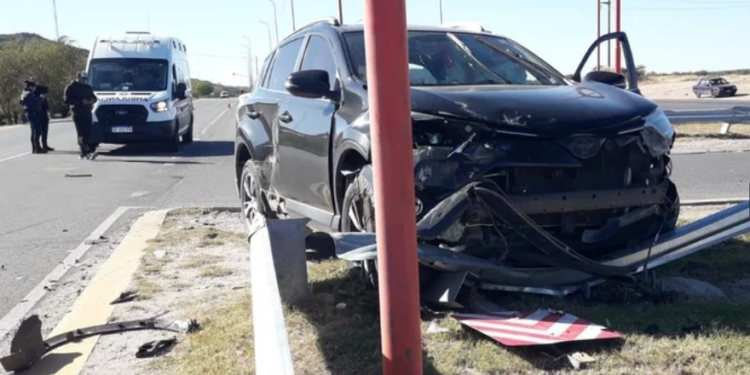 Fuerte choque en la Avenida Santos Ortíz entre una camioneta y un auto