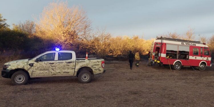 Sorprendieron a dos personas que quemaban pastizales en campos de El Volcán y La Toma