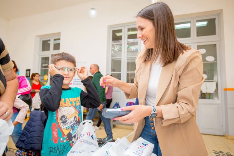 Visión 4.0: 9743 niños recibieron sus anteojos