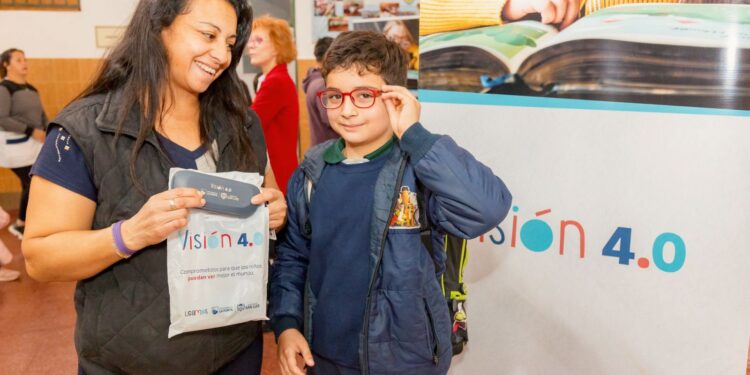 Visión 4.0: 9743 niños recibieron sus anteojos