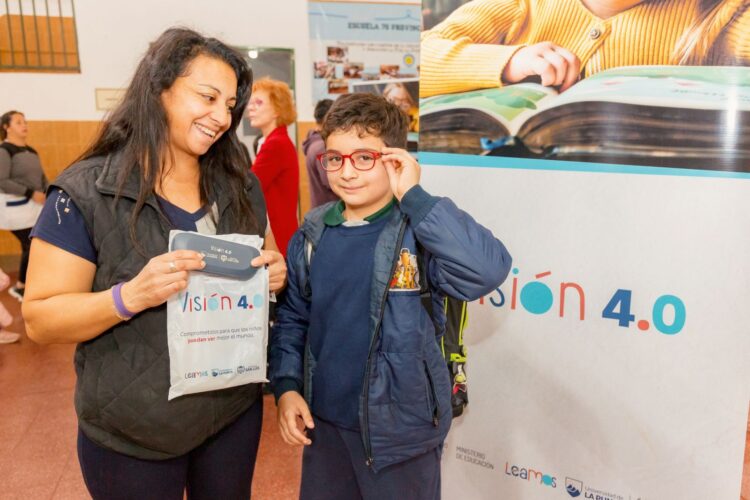 Visión 4.0: 9743 niños recibieron sus anteojos