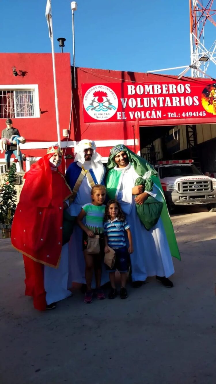Colecta solidaria para el Día del Niño organizada por bomberos voluntarios del Volcán