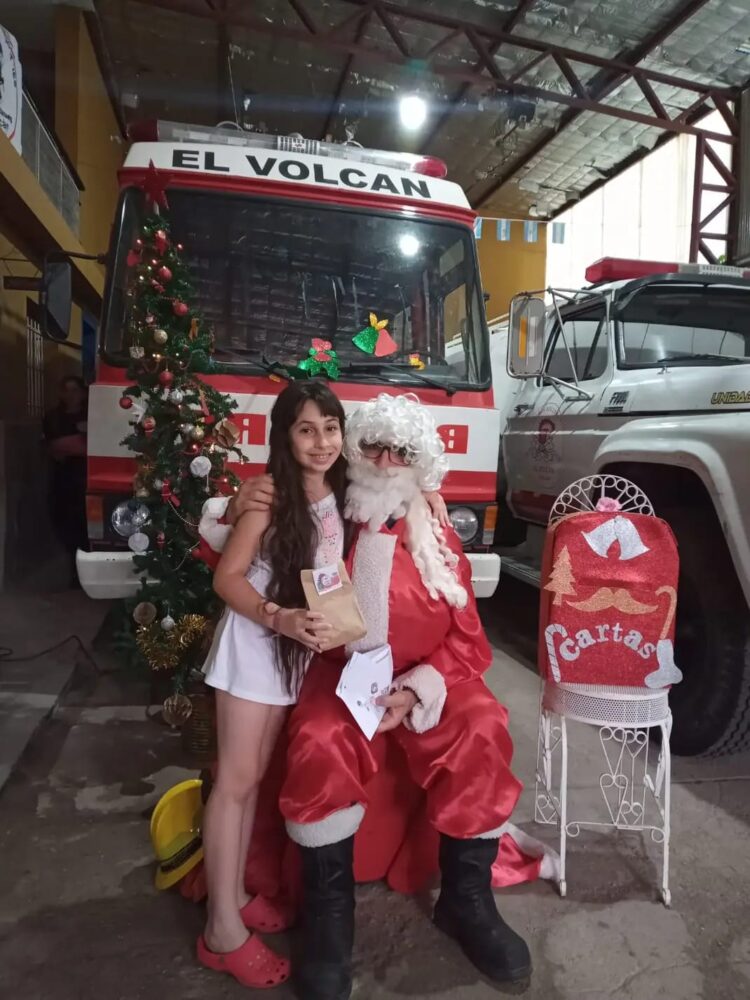 Colecta solidaria para el Día del Niño organizada por bomberos voluntarios del Volcán