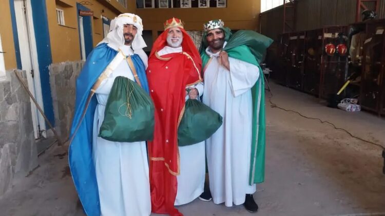 Colecta solidaria para el Día del Niño organizada por bomberos voluntarios del Volcán