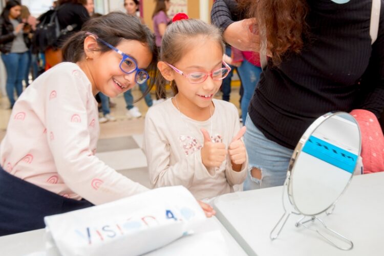 Visión 4.0: 9743 niños recibieron sus anteojos