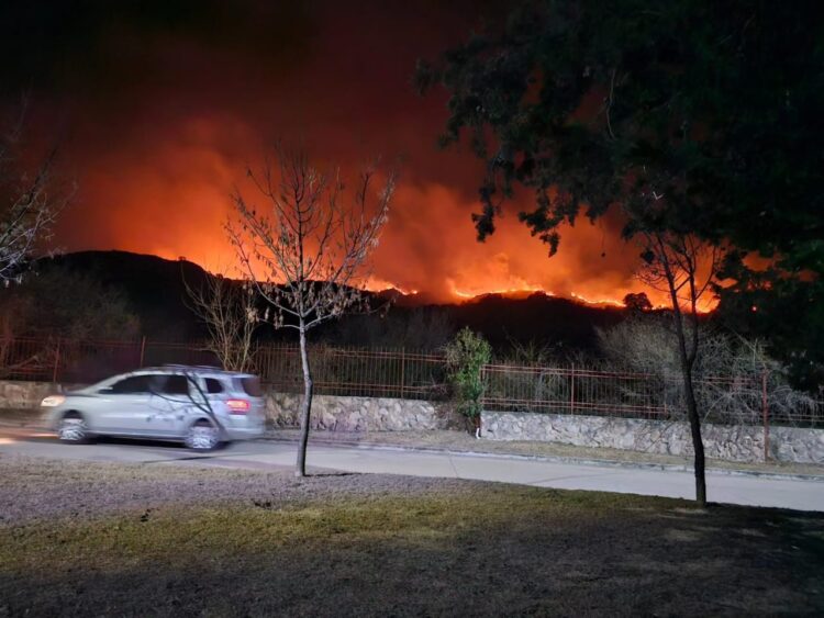 El incendio que afecta Potrero de los Funes