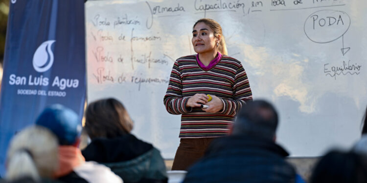 El ecoparque Cruz de Piedra brindó una capacitación de poda de frutales