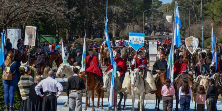 Agrupaciones gauchas cabalgaron hasta el Monumento del Pueblo Puntano