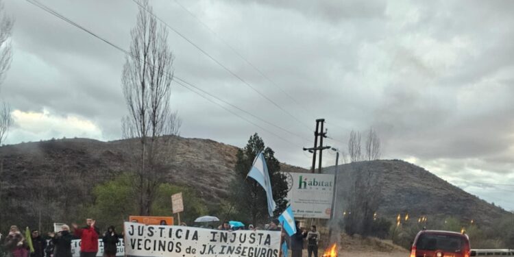 Protesta de un grupo de vecinos por inseguridad