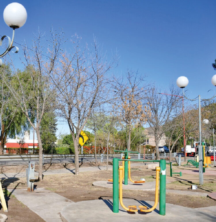 Continúa la puesta en valor de plazas de la ciudad