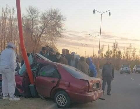 Un auto impactó en una columna de la autopista de Los Puquios