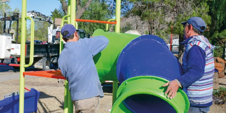 Continúa la puesta en valor de plazas de la ciudad