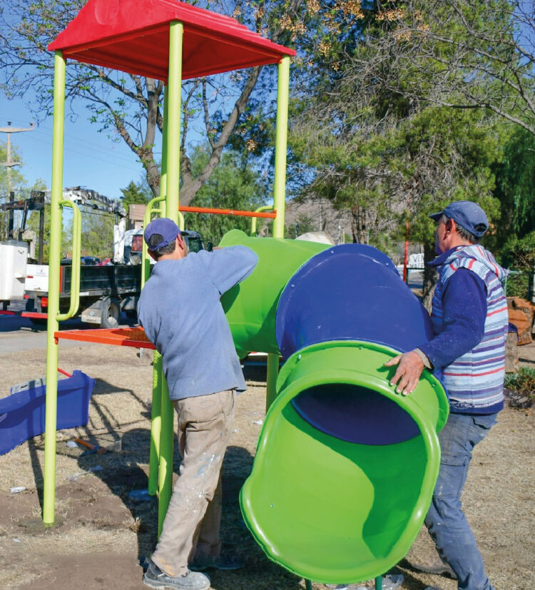 Continúa la puesta en valor de plazas de la ciudad