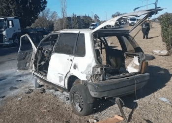 Fuerte choque de un auto contra una luminaria en la avenida José Santos Ortiz