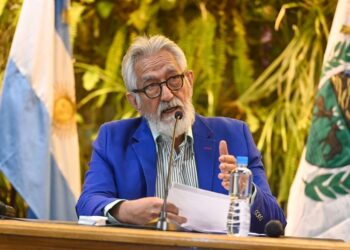 El gobernador anunció un AUMENTO SALARIAL DEL 15% Y UN ADICIONAL para personal docente, de salud y seguridad