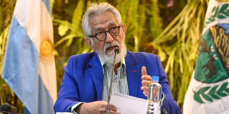 El gobernador anunció un AUMENTO SALARIAL DEL 15% Y UN ADICIONAL para personal docente, de salud y seguridad