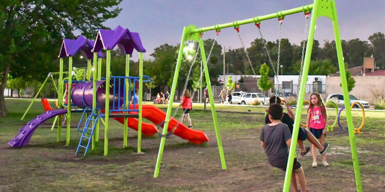 Incorporan nuevos juegos en el Parque Urbano
