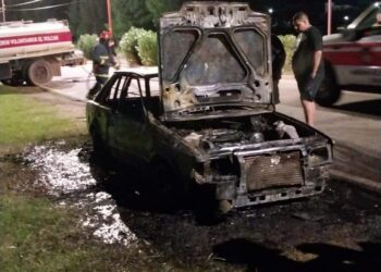 Un vehículo se incendió a pocos metros del peaje Cruz de Piedra