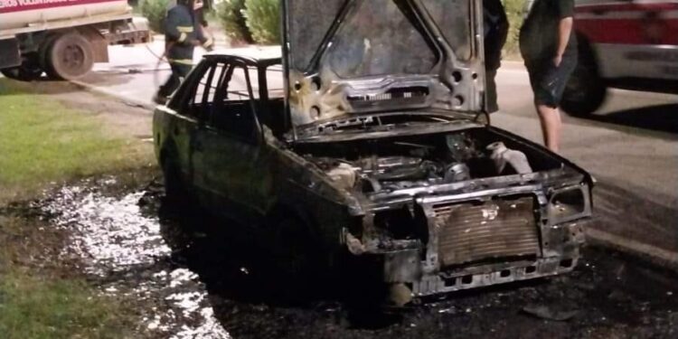 Un vehículo se incendió a pocos metros del peaje Cruz de Piedra