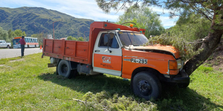 Un vehículo de Vialidad Provincial se le cortó la dirección y atropelló a un trabajador