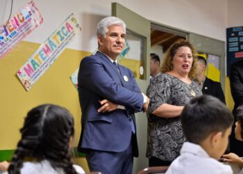 El Gobernador presenció el arranque de clases en Juana Koslay