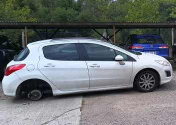 Robaron la rueda de un auto del estacionamiento del Hospital de Juana Koslay