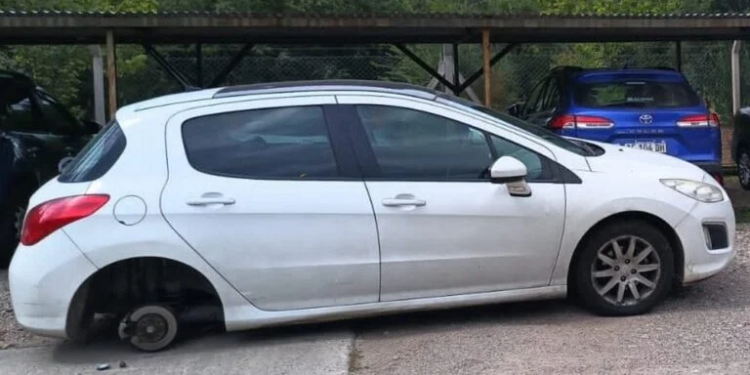 Robaron la rueda de un auto del estacionamiento del Hospital de Juana Koslay