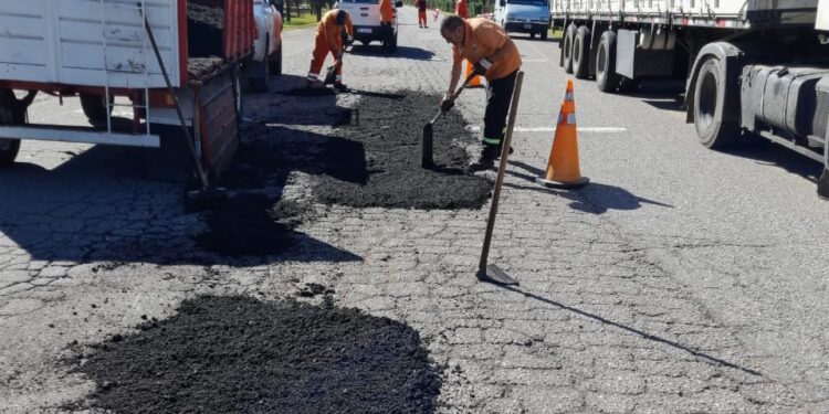 Continúa la reparación de baches y luminarias en la Av. Santos Ortiz y en las rutas 9 y 20