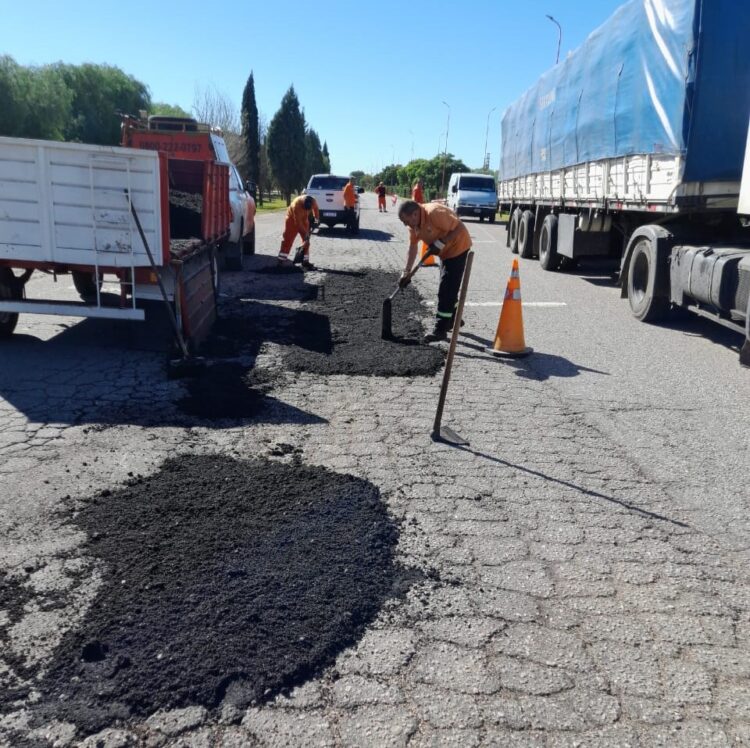 Continúa la reparación de baches y luminarias en la Av. Santos Ortiz y en las rutas 9 y 20